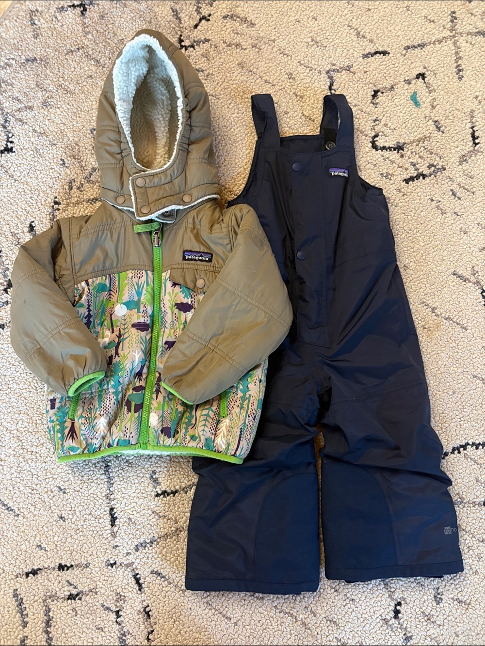 Patagonia Baby/Toddler Snow Set Jacket +
Bibs 2T Forest Print